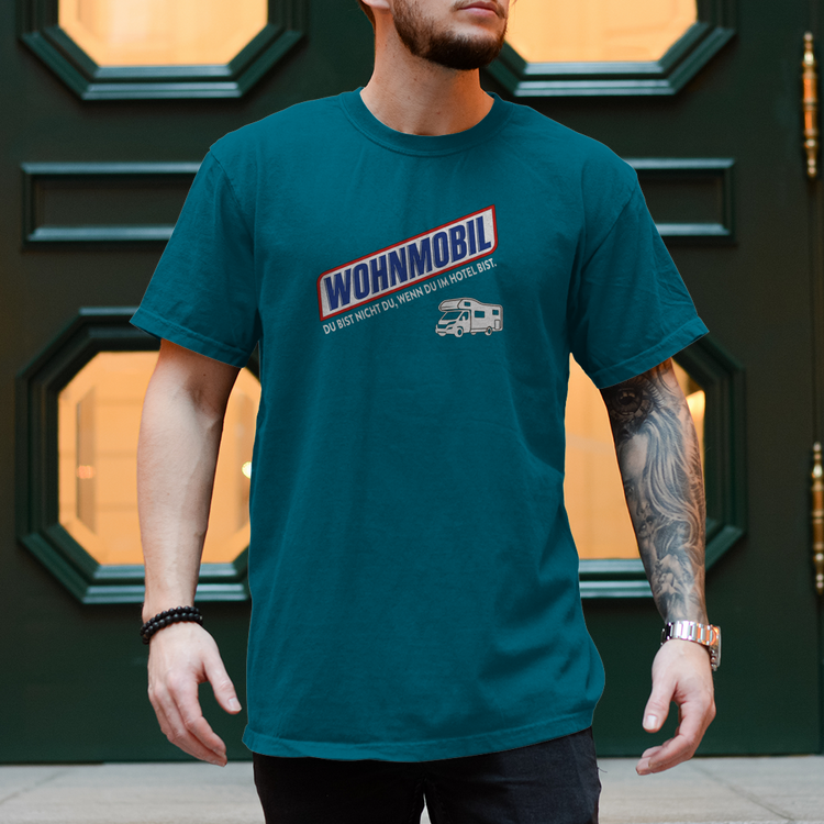 Camper Shirt: DU BIST NICHT DU, WENN DU IM HOTEL BIST. – Vorderansicht