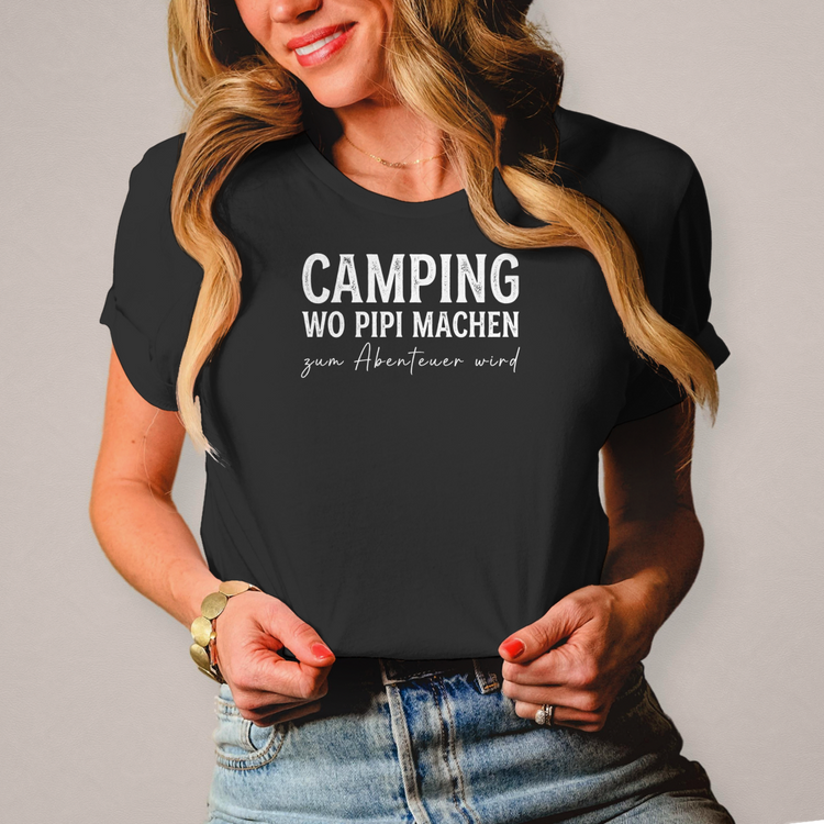 Camping – Wo Pipi machen zum Abenteuer wird | Lustiges Damen Camper Shirt – Vorderansicht