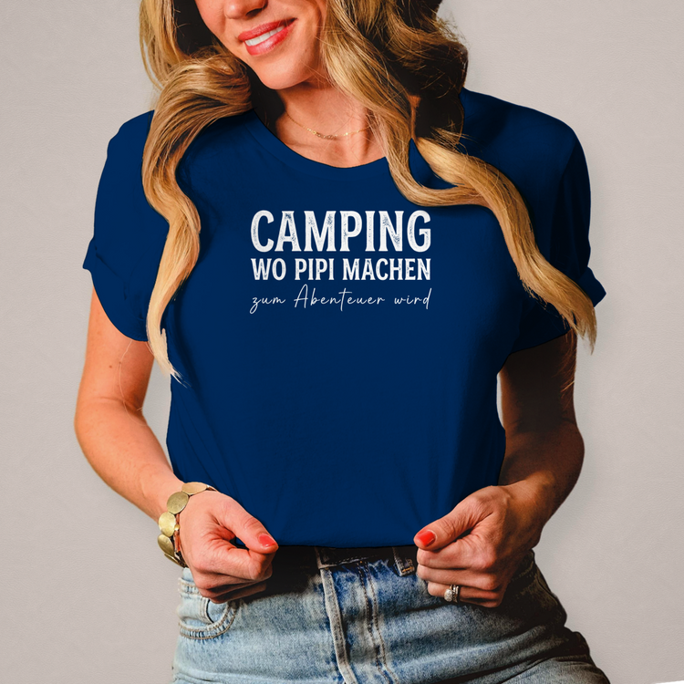 Camping – Wo Pipi machen zum Abenteuer wird | Lustiges Damen Camper Shirt – Vorderansicht