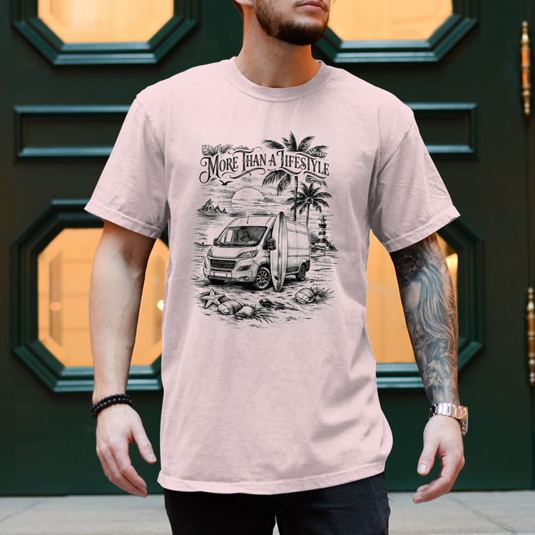 Camper-T-Shirt „More Than a Lifestyle“ – Retro Van, Palmen & Surfboard Design – Vorderansicht