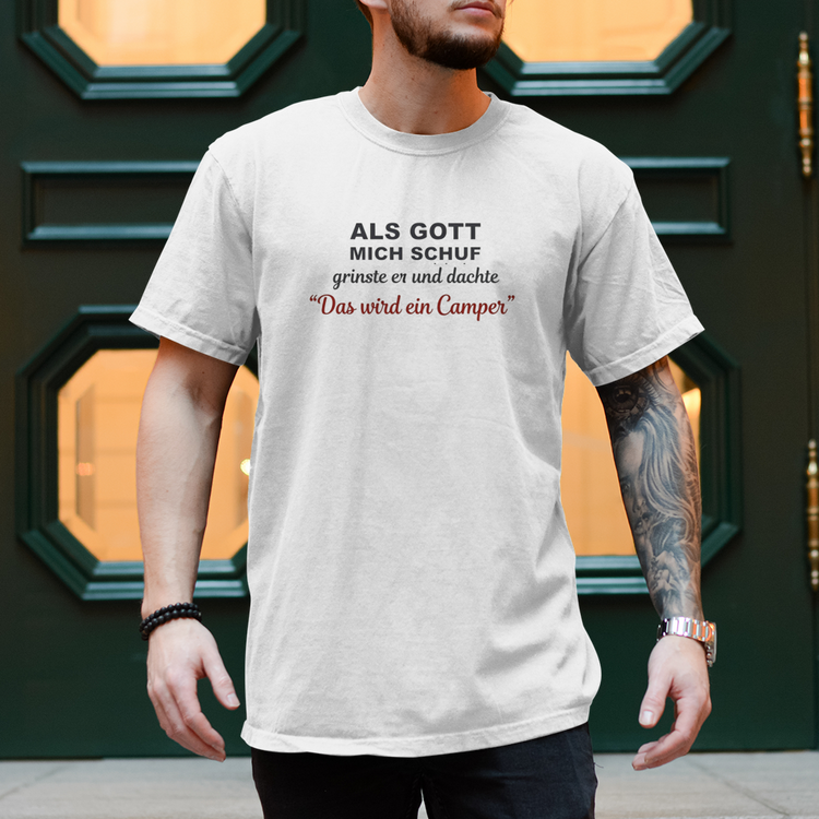 CamperT-Shirt: Als Gott mich schuf, grinste er und dachte: Das wird ein Camper – Vorderansicht