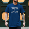 Camper-T-Shirt: Camper Are Better Lovers – Lustiges Camper-T-Shirt – Vorderansicht