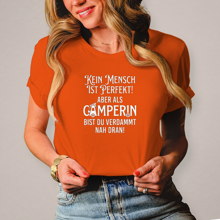 Damen Camper-T-Shirt: Kein Mensch ist perfekt – aber als Camperin bist du verdammt nah dran – Vorderansicht