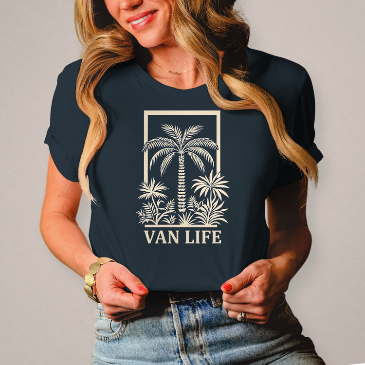 Damen Vanlife Shirt: Mit Palmen Motiv – Campervan Freiheit, Roadtrip & Abenteuer – Vorderansicht