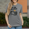 Campershirt Damen T-Shirt Partner Shirt: ER FÄHRT. SIE SAGT, WO’S LANGGEHT.