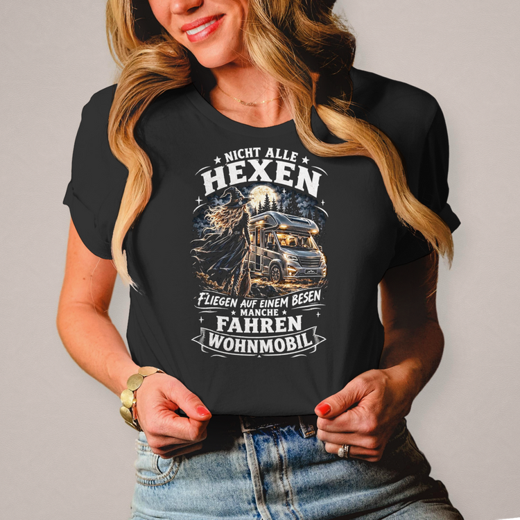 Damen Camper Shirt: „Nicht alle Hexen fliegen auf einem Besen manche fahren Wohnmobil“ – Vorderansicht