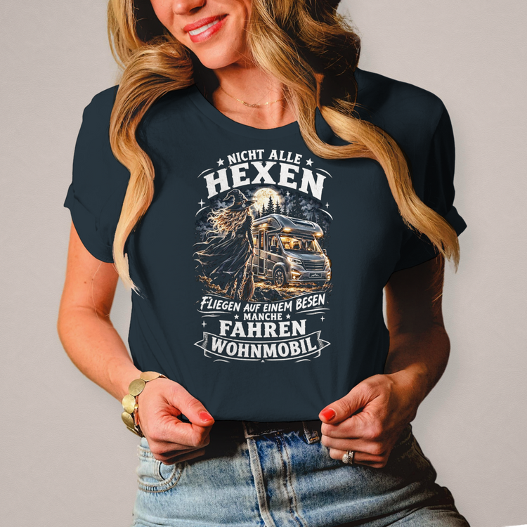 Damen Camper Shirt: „Nicht alle Hexen fliegen auf einem Besen manche fahren Wohnmobil“ – Vorderansicht
