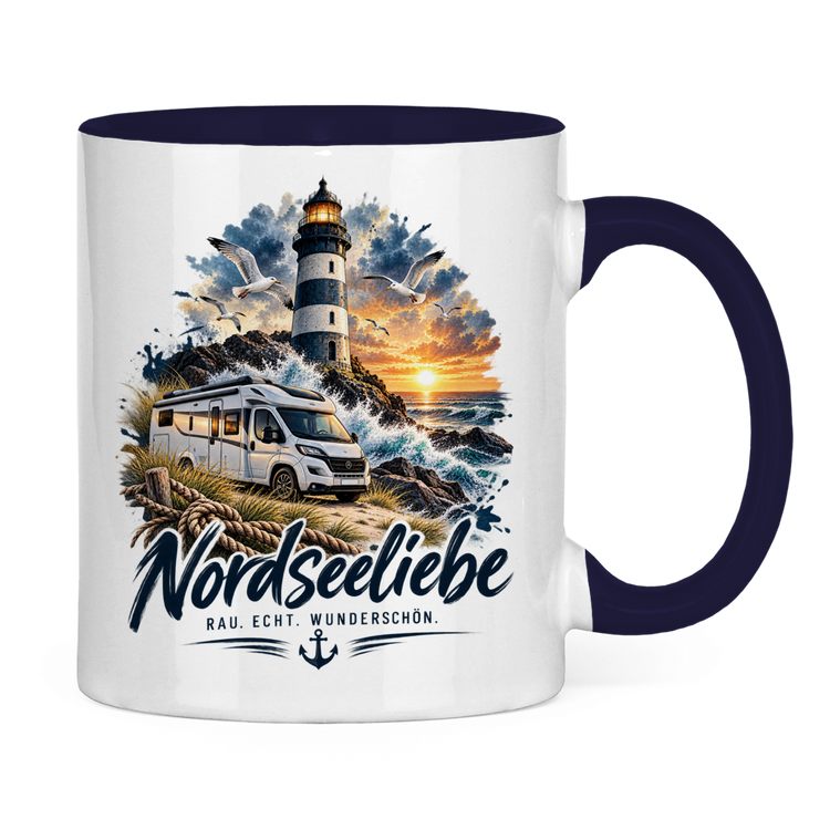 Zweifarbige Campertasse „Küsten Camper – Nordsee Liebe“ – Marineblau, Rückansicht