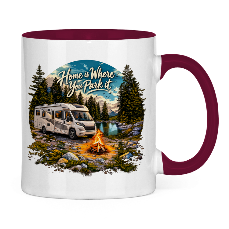 Campertasse „Home Is Where You Park It“ – Wohnmobil am See – Bordeaux Rückansicht