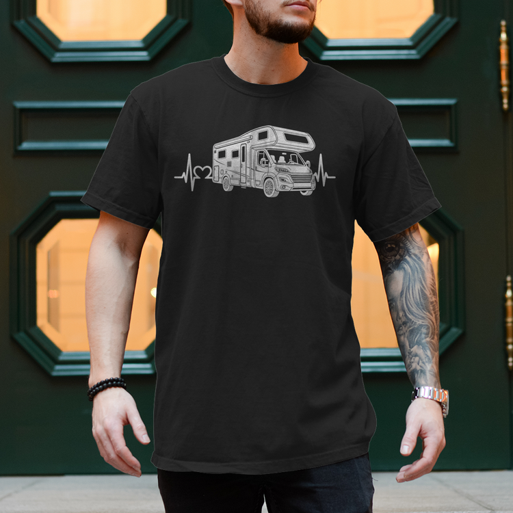 Camper Shirt – Wohnmobil mit Herz und EKG-Herzschlag – Schwarz, Vorderansicht