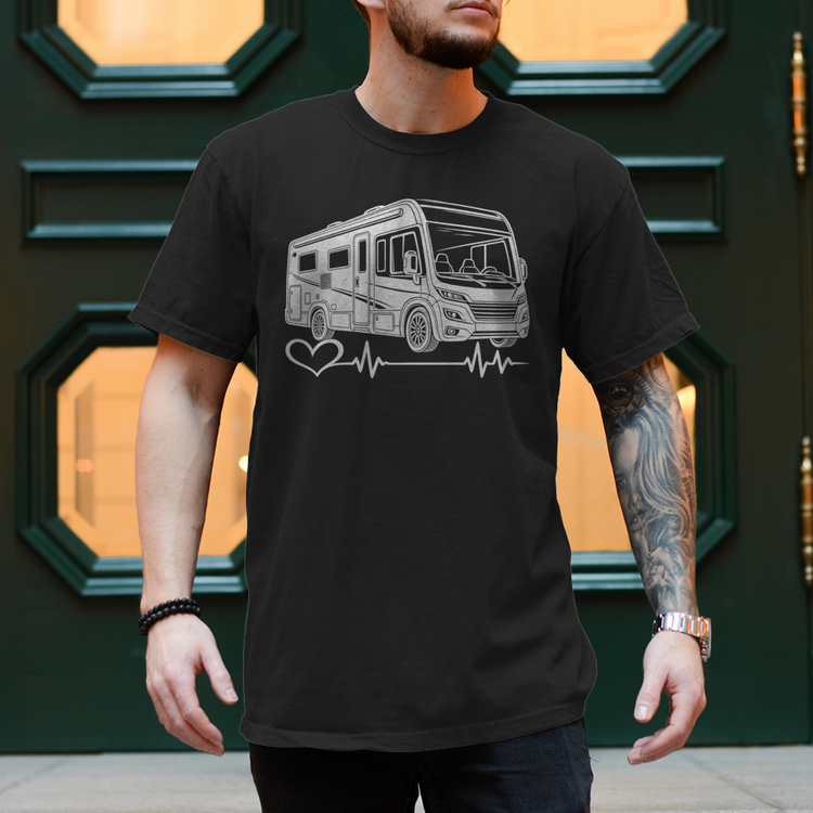 Camper Shirt – Mein Herz schlägt fürs integrierte Wohnmobil – Schwarz, Vorderansicht