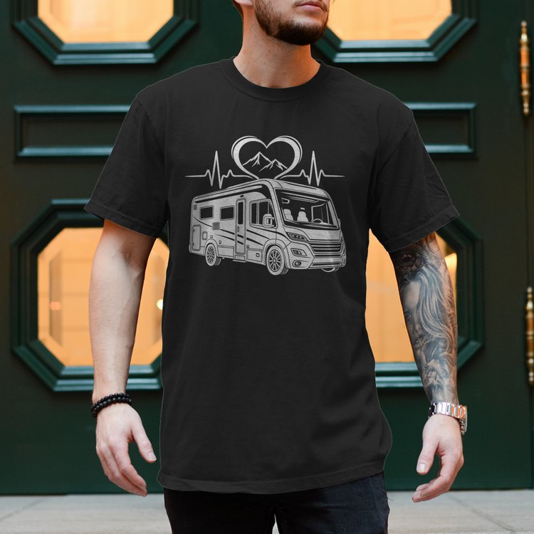 Camper Shirt – Integriertes Wohnmobil mit Herz und Bergen – Schwarz, Vorderansicht