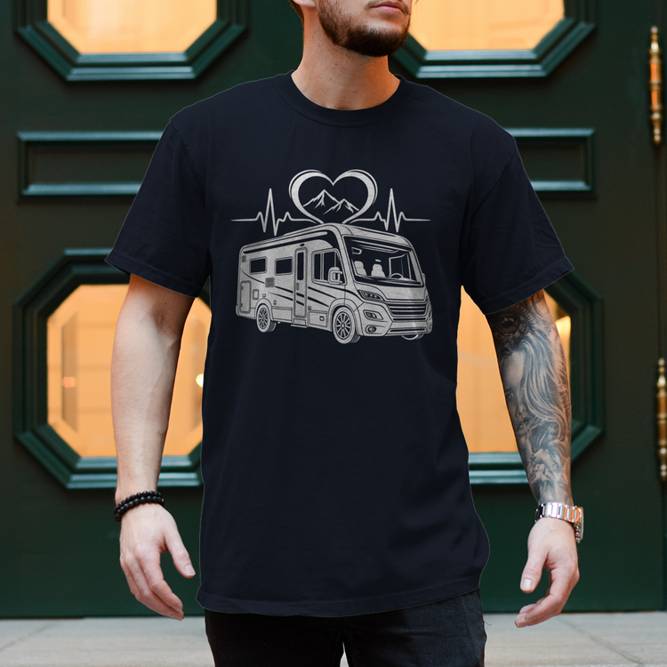 Camper Shirt – Integriertes Wohnmobil mit Herz und Bergen – Marineblau, Vorderansicht