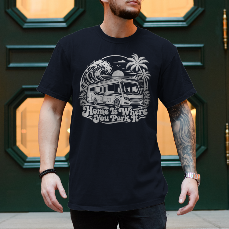 Camper Shirt „Home Is Where You Park It“ – Wohnmobil am Meer – Marineblau, Vorderansicht
