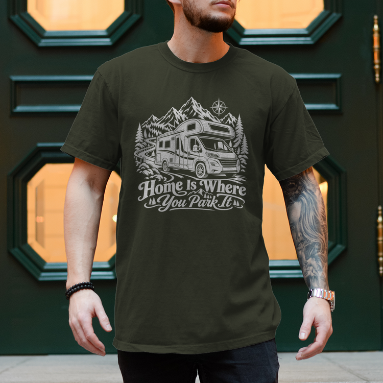 Camper Shirt „Home Is Where You Park It“ – Alkoven & Berge – Khaki, Vorderansicht