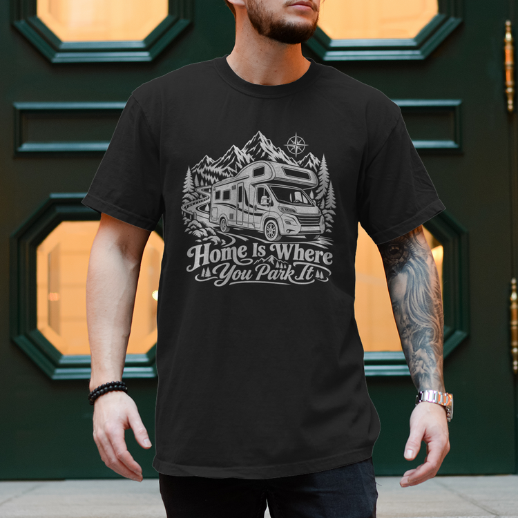 Camper Shirt „Home Is Where You Park It“ – Alkoven & Berge – Schwarz, Vorderansicht