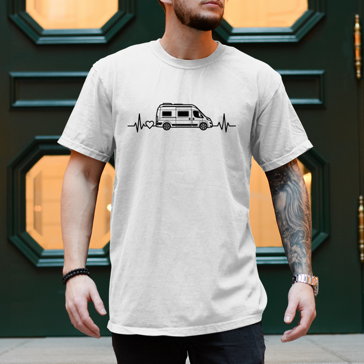 Van Life T-Shirt – Kastenwagen mit Herzschlag – Weiß, Vorderansicht