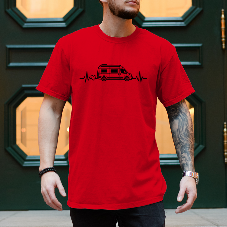 Van Life T-Shirt – Kastenwagen mit Herzschlag – Rot, Vorderansicht