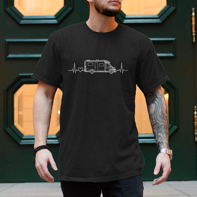 Camper Shirt – Herzschlag mit teilintegriertem Wohnmobil – Schwarz, Vorderansicht