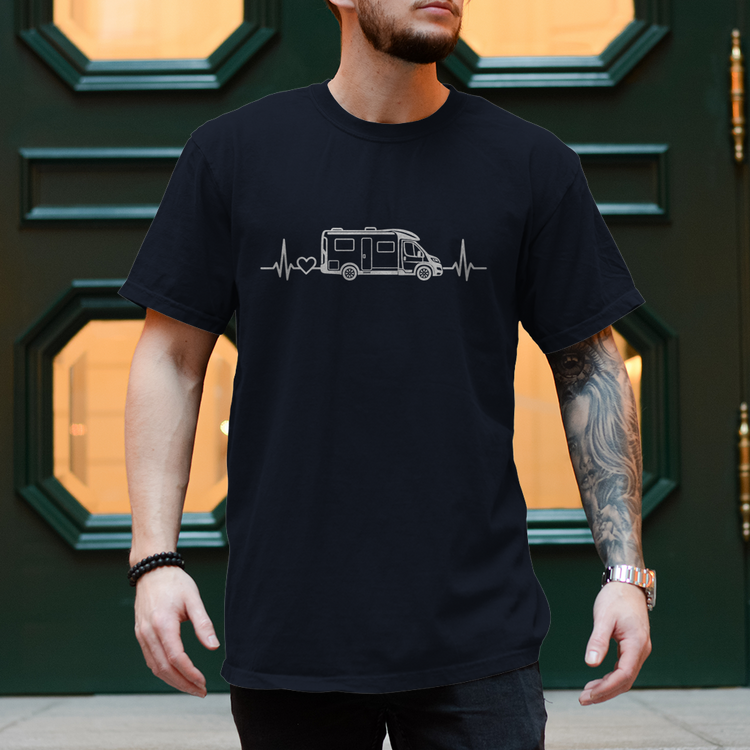 Camper Shirt – Herzschlag mit teilintegriertem Wohnmobil – Marineblau, Vorderansicht