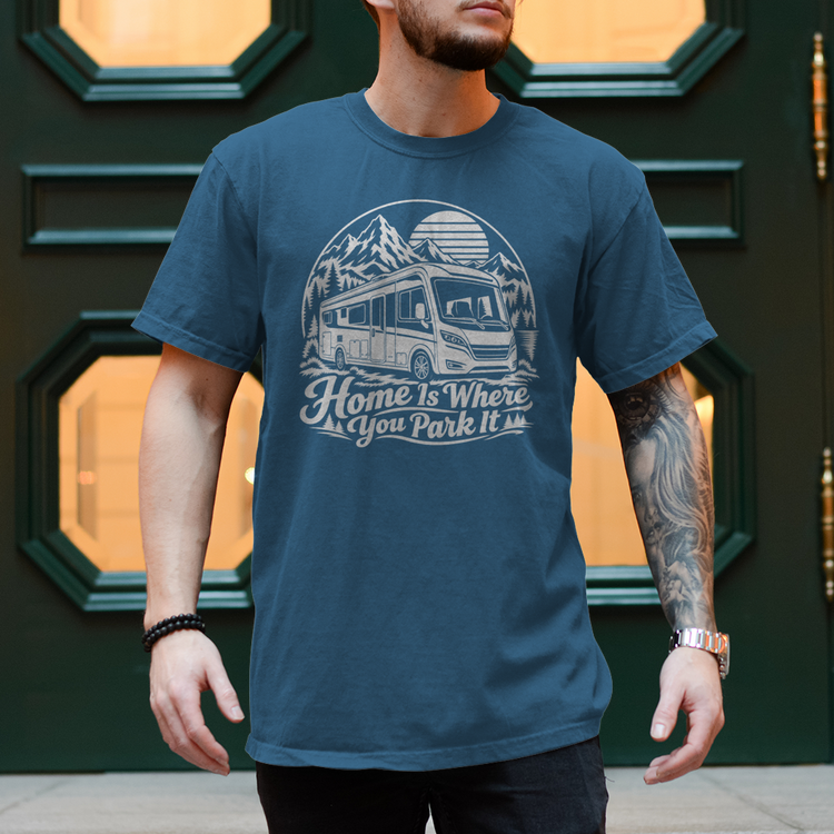 Camper Shirt „Home Is Where You Park It“ – Wohnmobil & Berge – Steinblau, Vorderansicht