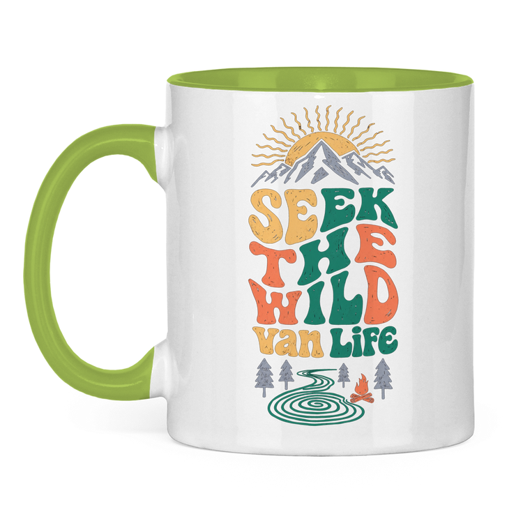 Campertasse „Seek the Wild“ – Berge & Lagerfeuer – Hellgrün, Vorderansicht