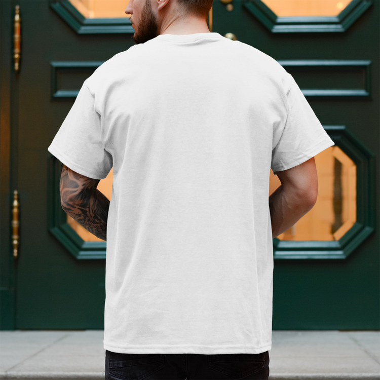 Küstencamper Herren-Shirt „Nordisch Cool – Wohnmobil am Meer“ – Weiß, Rückansicht