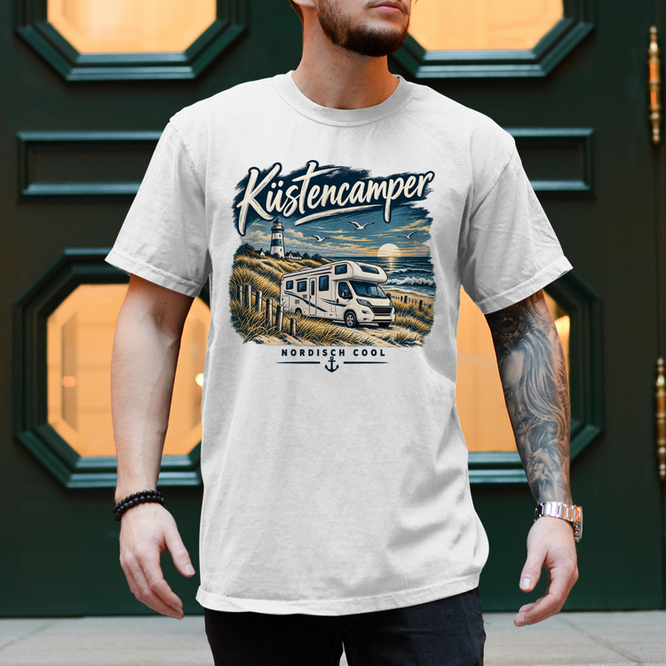 Küstencamper Herren-Shirt „Nordisch Cool – Wohnmobil am Meer“ – Weiß, Vorderansicht