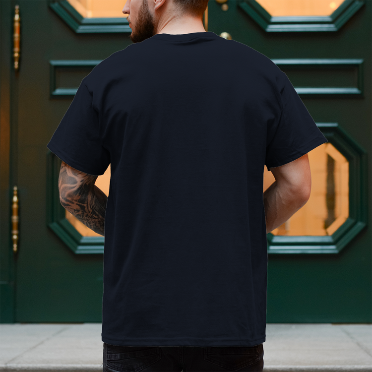 Küstencamper Herren-Shirt „Meer im Herzen – Diesel im Tank“ – Marineblau, Rückansicht