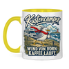 Küstencamper Tasse „Wind von vorn. Kaffee läuft.“ – Gelb, Vorderansicht