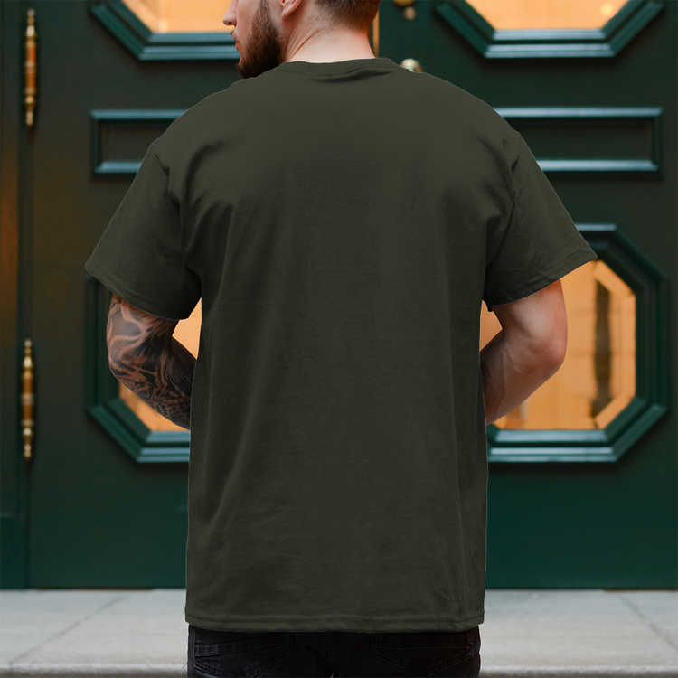 Küstencamper Herren-Shirt „Meer im Blut. Sturm im Herzen.“ – Khaki, Rückansicht