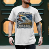 Küstencamper Herren-Shirt „Meer im Blut. Sturm im Herzen.“ – Weiß, Vorderansicht