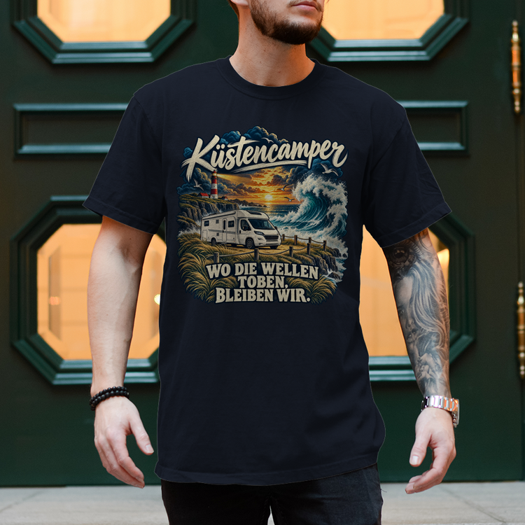 Küstencamper Herren-Shirt „Wo die Wellen toben, bleiben wir.“ – Marineblau, Vorderansicht