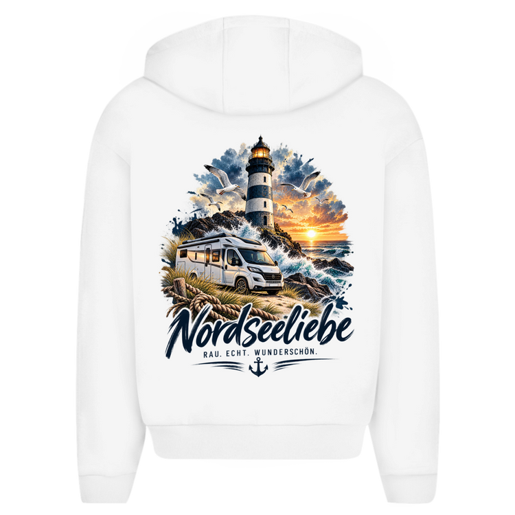 Küstencamper Zipper-Hoodie „Nordseeliebe“ in Weiß – Rückansicht, Motiv: Leuchtturm, Wohnmobil und Küstenlandschaft