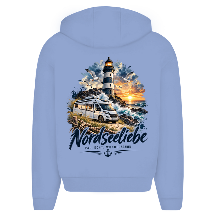 Küstencamper Zipper-Hoodie „Nordseeliebe“ in Puderblau – Rückansicht, Motiv: Leuchtturm, Wohnmobil und Küstenlandschaft