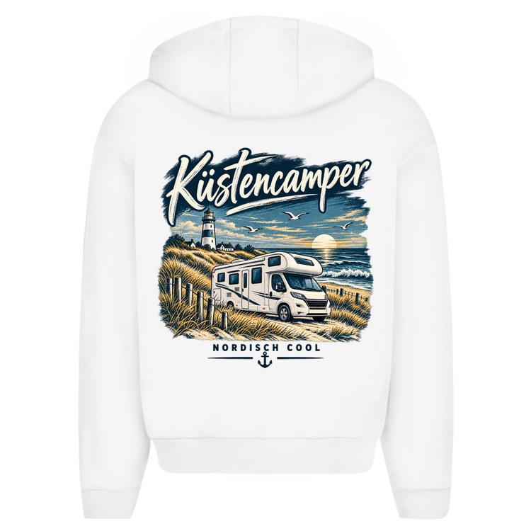 Küstencamper Hoodie „Nordisch Cool – Wohnmobil am Meer“ in Weiß – Rückansicht, Motiv: Wohnmobil am Meer, Dünen, Leuchtturm und Nordisch-Cool-Schriftzug