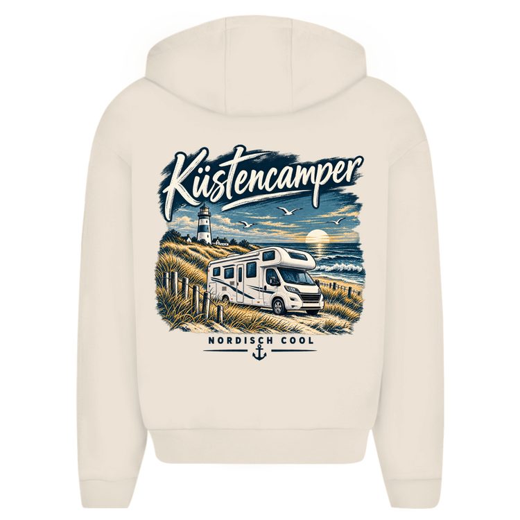 Küstencamper Hoodie „Nordisch Cool – Wohnmobil am Meer“ in Sandweiß – Rückansicht, Motiv: Wohnmobil am Meer, Dünen, Leuchtturm und Nordisch-Cool-Schriftzug