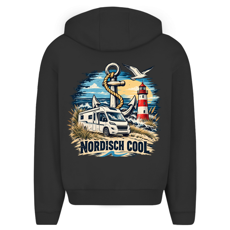 Küstencamper Hoodie „Nordisch Cool – Anker & Wohnmobil“ in Schwarz – Rückansicht, Motiv: Anker, Leuchtturm, Wohnmobil und Nordisch-Cool-Schriftzug