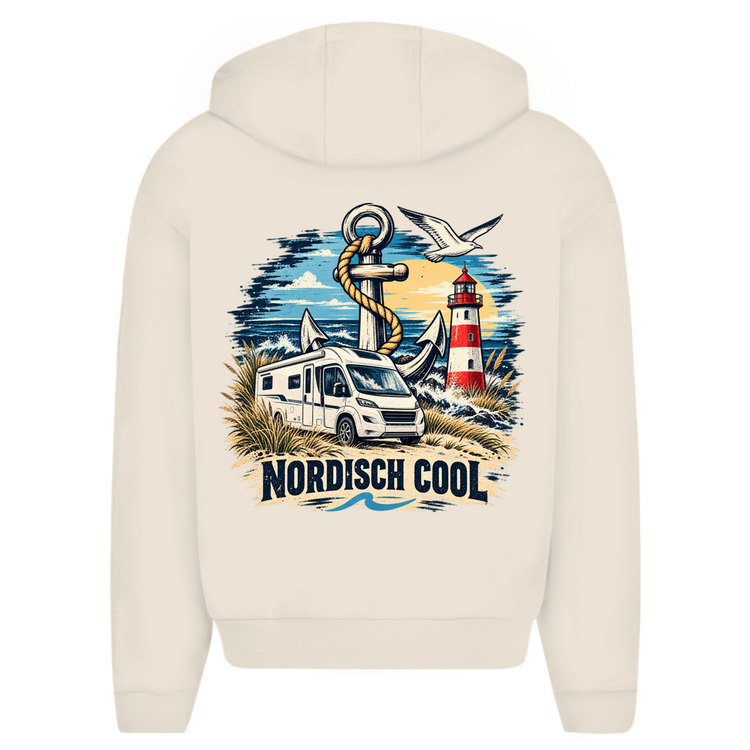 Küstencamper Hoodie „Nordisch Cool – Anker & Wohnmobil“ in Sandweiß – Rückansicht, Motiv: Anker, Leuchtturm, Wohnmobil und Nordisch-Cool-Schriftzug