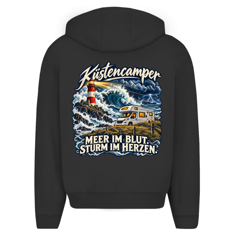 Küstencamper Hoodie „Meer im Blut. Sturm im Herzen.“ in Schwarz – Rückansicht, Motiv: Leuchtturm, Sturmwellen und Wohnmobil
