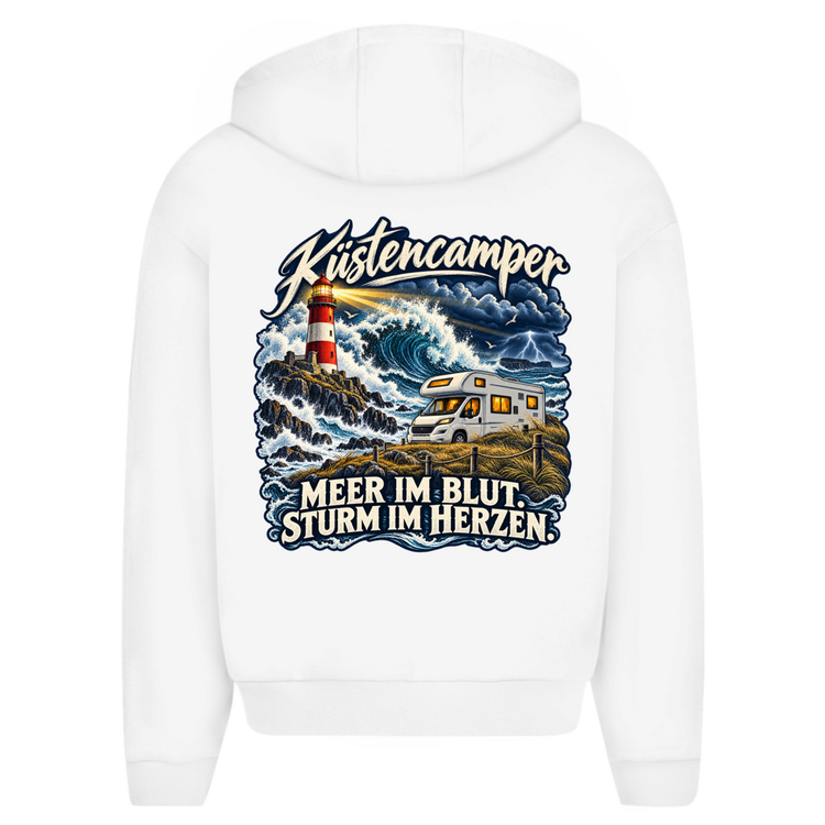 Küstencamper Hoodie „Meer im Blut. Sturm im Herzen.“ in Weiß – Rückansicht, Motiv: Leuchtturm, Sturmwellen und Wohnmobil