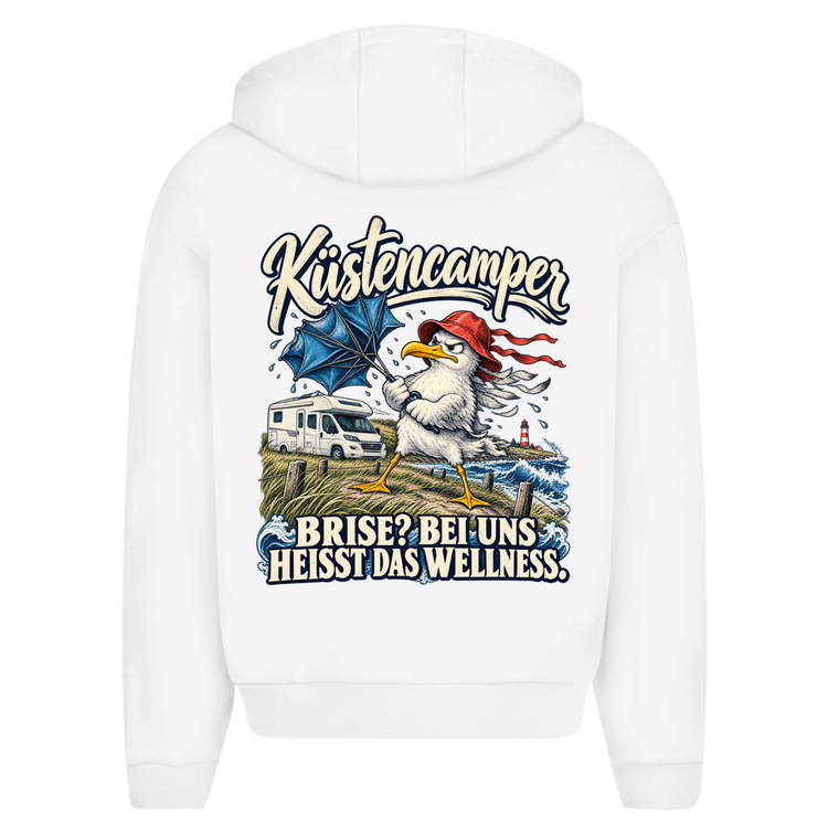 Küstencamper Hoodie „Brise? Bei uns heißt das Wellness.“ in Weiß – Rückansicht mit Möwe, Regenschirm und Wohnmobil