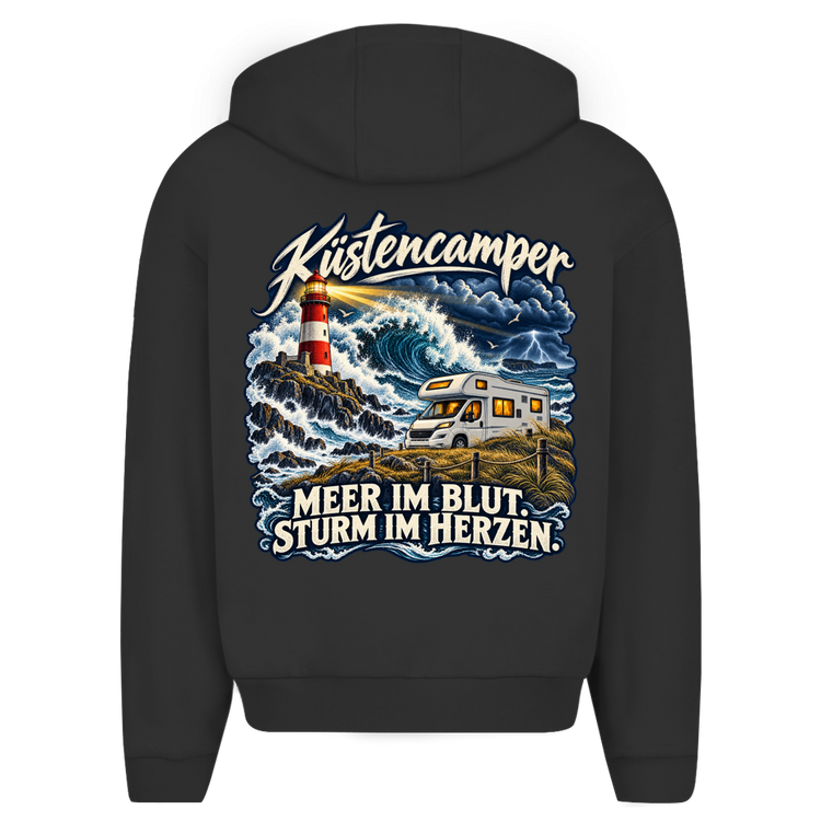 Küstencamper Hoodie „Meer im Blut. Sturm im Herzen.“ in Schwarz – Rückansicht, Motiv: Leuchtturm, Sturmwellen und Wohnmobil