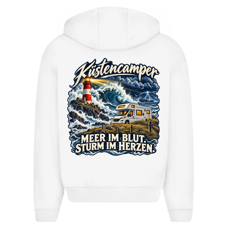 Küstencamper Hoodie „Meer im Blut. Sturm im Herzen.“ in Weiß – Rückansicht, Motiv: Leuchtturm, Sturmwellen und Wohnmobil