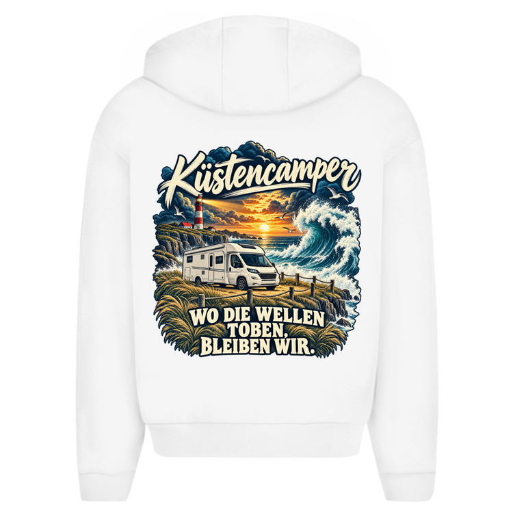 Küstencamper Hoodie „Wo die Wellen toben, bleiben wir.“ in Weiß – Rückansicht, Motiv: Wohnmobil, Leuchtturm und hohe Brandung