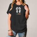 Damen T-Shirt: Summer Vibes Flip-Flop T-Shirt – Dein Must-Have für sonnige Tage, Vanlife Shirt, Vanlife T-Shirt, Camper Van Shirt, Van Life Kleidung, Roadtrip T-Shirt, Nomaden Leben Shirt, Camper Bus Shirt, Wild Camping T-Shirt, Van Adventure Shirt, Reisemobil Shirt, Freiheitsgefühl T-Shirt, Vanlife Nomade Shirt, Digitale Nomaden Shirt, Freigeist T-Shirt, Abenteuer Vanlife Shirt, Reisen ohne Grenzen Shirt, Zuhause ist wo ich parke Shirt, Vanlife Roadtrip Shirt