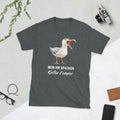 Lustige Möwe Shirt, Freche Möwe T-Shirt, Möwen Spruch Shirt, Möwen Humor T-Shirt, Küstenvogel Shirt, Möwe mit Kaffee Shirt, Möwe mit Sonnenbrille Shirt, Moin Möwe Shirt,Anker Camper Shirt, Bulli am Strand Shirt, Leuchtturm und Camper Shirt, Meer Camper T-Shirt, Wellen und Wohnmobil Shirt, Vanlife Küstenmotiv, Segelboot und Camper Shirt, Maritime Roadtrip Illustration 